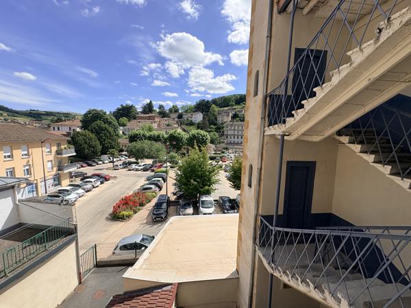 TARARE CENTRE - T3 LUMINEUX ET TRAVERSANT DE 76M² + CAVE