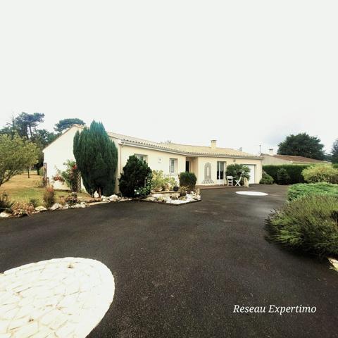 Montlieu-la-Garde (17210) Maison de plain-pied de 102 m² avec piscine