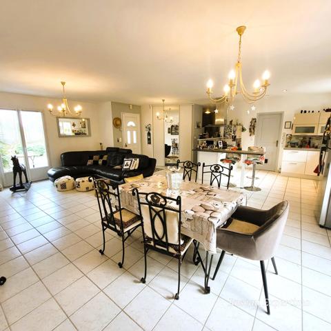 Montlieu-la-Garde (17210) Maison de plain-pied de 102 m² avec piscine