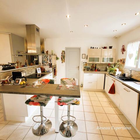 Montlieu-la-Garde (17210) Maison de plain-pied de 102 m² avec piscine