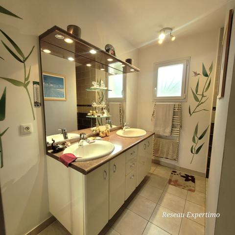 Montlieu-la-Garde (17210) Maison de plain-pied de 102 m² avec piscine