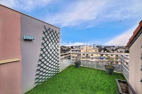 Grand Duplex avec deux Suites parentales Terrasses Cave et Garage - 69500 BRON