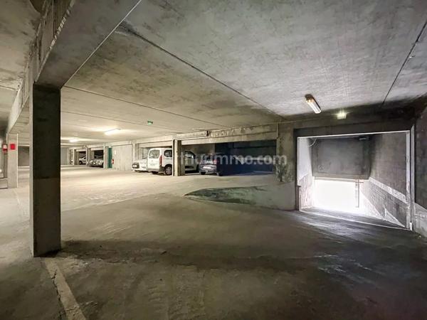 Vente                                                      Parking
                        
                                         10 m2                     à Clermont-Ferrand