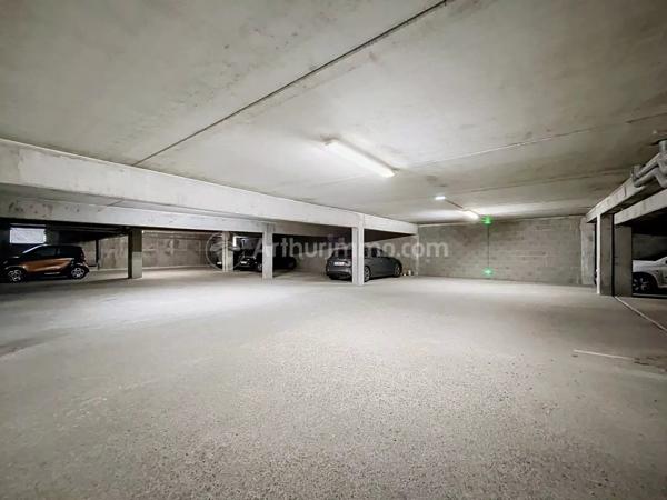 Vente                                                      Parking
                        
                                         10 m2                     à Clermont-Ferrand