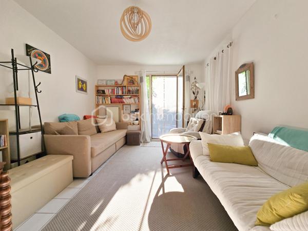 À Eybens, au sein de la copropriété Les Fauvettes, découvrez ce bien atypique de 53 m², situé en rez-de-chaussée et bénéficiant d’un agréable extérieur végétalisé.

Initialement conçu comme un appartement T2, le bien est aujourd’hui aménagé et utilisé comme cabinet partagé par trois thérapeutes. Il sera toutefois vendu entièrement libre de toute occupation, offrant ainsi plusieurs possibilités d’utilisation.

UN APPARTEMENT À RÉINVENTER SELON VOTRE PROJET

La configuration actuelle se compose de plusieurs espaces indépendants permettant l’accueil de différentes activités professionnelles.

Grâce à ses volumes et à sa distribution, le bien pourra également être reconfiguré en habitation afin de retrouver son organisation d’origine en appartement T2, avec par exemple :

une pièce de vie avec cuisine,
une chambre indépendante,
une salle d’eau,
des sanitaires,
des espaces de rangement.

Une belle opportunité pour un acquéreur souhaitant créer un appartement à son image, que ce soit pour une résidence principale, un pied-à-terre ou un investissement locatif.
La destination d’origine du lot est bien celle d’un logement à usage d’habitation.

L’un des vrais atouts du bien réside dans son accès direct à 2 extérieurs arborés et agréables, apportant calme, verdure et intimité.
Et notamment une terrasse à usage privatif d’environ 5,6 m² et son jardin.

Un avantage particulièrement appréciable pour un appartement de cette surface.

Le bien pourra aussi séduire un professionnel à la recherche de locaux immédiatement exploitables.
Sa configuration actuelle en plusieurs espaces de consultation est particulièrement adaptée à des activités telles que :

thérapeutes, psychologues, professions paramédicales, consultants ou autres professions libérales compatibles avec la réglementation applicable.
Cette polyvalence constitue un véritable atout à la revente comme à l’usage.

CARACTÉRISTIQUES PRINCIPALES

Surface Carrez : 52,41 m²
Rez-de-chaussée
Appartement de type T2 dans le titre de propriété
2 Extérieurs et terrasse privative d’environ 5,6 m²
Bien vendu libre de toute occupation
Chauffage collectif
Production collective d’eau chaude
Taxe foncière 2025 : 782 €
Charges courantes 2025 : environ 1 352 € sur l’année, soit environ 113 €/mois, hors dépenses et travaux exceptionnels.

COPROPRIÉTÉ LES FAUVETTES

Le bien se situe au sein d’une copropriété établie à Eybens, administrée par le cabinet GERIMM.
Le budget prévisionnel de la copropriété est fixé à : 62 900 € pour 2027

PERFORMANCE ÉNERGÉTIQUE

L'ancien DPE réalisé en 2018 faisait ressortir une consommation conventionnelle de 177 kWh/m²/an et des émissions de 25 kg CO₂/m²/an.
Un diagnostic énergétique actualisé sera communiqué conformément à la réglementation applicable à la vente.

LES ATOUTS

Rez-de-chaussée avec extérieur
Configuration facilement modulable
Possibilité d’utilisation en habitation ou en activité professionnelle
Bien vendu libre
Faible taxe foncière
Chauffage collectif
Emplacement pratique à Eybens

Un bien rare par sa polyvalence, idéal pour un acquéreur souhaitant créer son propre appartement ou pour un professionnel recherchant des locaux fonctionnels dans un secteur accessible.

À découvrir rapidement.