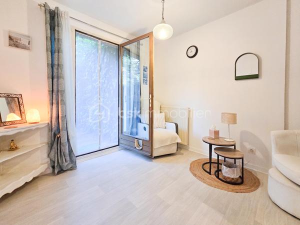 À Eybens, au sein de la copropriété Les Fauvettes, découvrez ce bien atypique de 53 m², situé en rez-de-chaussée et bénéficiant d’un agréable extérieur végétalisé.

Initialement conçu comme un appartement T2, le bien est aujourd’hui aménagé et utilisé comme cabinet partagé par trois thérapeutes. Il sera toutefois vendu entièrement libre de toute occupation, offrant ainsi plusieurs possibilités d’utilisation.

UN APPARTEMENT À RÉINVENTER SELON VOTRE PROJET

La configuration actuelle se compose de plusieurs espaces indépendants permettant l’accueil de différentes activités professionnelles.

Grâce à ses volumes et à sa distribution, le bien pourra également être reconfiguré en habitation afin de retrouver son organisation d’origine en appartement T2, avec par exemple :

une pièce de vie avec cuisine,
une chambre indépendante,
une salle d’eau,
des sanitaires,
des espaces de rangement.

Une belle opportunité pour un acquéreur souhaitant créer un appartement à son image, que ce soit pour une résidence principale, un pied-à-terre ou un investissement locatif.
La destination d’origine du lot est bien celle d’un logement à usage d’habitation.

L’un des vrais atouts du bien réside dans son accès direct à 2 extérieurs arborés et agréables, apportant calme, verdure et intimité.
Et notamment une terrasse à usage privatif d’environ 5,6 m² et son jardin.

Un avantage particulièrement appréciable pour un appartement de cette surface.

Le bien pourra aussi séduire un professionnel à la recherche de locaux immédiatement exploitables.
Sa configuration actuelle en plusieurs espaces de consultation est particulièrement adaptée à des activités telles que :

thérapeutes, psychologues, professions paramédicales, consultants ou autres professions libérales compatibles avec la réglementation applicable.
Cette polyvalence constitue un véritable atout à la revente comme à l’usage.

CARACTÉRISTIQUES PRINCIPALES

Surface Carrez : 52,41 m²
Rez-de-chaussée
Appartement de type T2 dans le titre de propriété
2 Extérieurs et terrasse privative d’environ 5,6 m²
Bien vendu libre de toute occupation
Chauffage collectif
Production collective d’eau chaude
Taxe foncière 2025 : 782 €
Charges courantes 2025 : environ 1 352 € sur l’année, soit environ 113 €/mois, hors dépenses et travaux exceptionnels.

COPROPRIÉTÉ LES FAUVETTES

Le bien se situe au sein d’une copropriété établie à Eybens, administrée par le cabinet GERIMM.
Le budget prévisionnel de la copropriété est fixé à : 62 900 € pour 2027

PERFORMANCE ÉNERGÉTIQUE

L'ancien DPE réalisé en 2018 faisait ressortir une consommation conventionnelle de 177 kWh/m²/an et des émissions de 25 kg CO₂/m²/an.
Un diagnostic énergétique actualisé sera communiqué conformément à la réglementation applicable à la vente.

LES ATOUTS

Rez-de-chaussée avec extérieur
Configuration facilement modulable
Possibilité d’utilisation en habitation ou en activité professionnelle
Bien vendu libre
Faible taxe foncière
Chauffage collectif
Emplacement pratique à Eybens

Un bien rare par sa polyvalence, idéal pour un acquéreur souhaitant créer son propre appartement ou pour un professionnel recherchant des locaux fonctionnels dans un secteur accessible.

À découvrir rapidement.