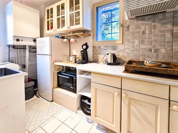 À Eybens, au sein de la copropriété Les Fauvettes, découvrez ce bien atypique de 53 m², situé en rez-de-chaussée et bénéficiant d’un agréable extérieur végétalisé.

Initialement conçu comme un appartement T2, le bien est aujourd’hui aménagé et utilisé comme cabinet partagé par trois thérapeutes. Il sera toutefois vendu entièrement libre de toute occupation, offrant ainsi plusieurs possibilités d’utilisation.

UN APPARTEMENT À RÉINVENTER SELON VOTRE PROJET

La configuration actuelle se compose de plusieurs espaces indépendants permettant l’accueil de différentes activités professionnelles.

Grâce à ses volumes et à sa distribution, le bien pourra également être reconfiguré en habitation afin de retrouver son organisation d’origine en appartement T2, avec par exemple :

une pièce de vie avec cuisine,
une chambre indépendante,
une salle d’eau,
des sanitaires,
des espaces de rangement.

Une belle opportunité pour un acquéreur souhaitant créer un appartement à son image, que ce soit pour une résidence principale, un pied-à-terre ou un investissement locatif.
La destination d’origine du lot est bien celle d’un logement à usage d’habitation.

L’un des vrais atouts du bien réside dans son accès direct à 2 extérieurs arborés et agréables, apportant calme, verdure et intimité.
Et notamment une terrasse à usage privatif d’environ 5,6 m² et son jardin.

Un avantage particulièrement appréciable pour un appartement de cette surface.

Le bien pourra aussi séduire un professionnel à la recherche de locaux immédiatement exploitables.
Sa configuration actuelle en plusieurs espaces de consultation est particulièrement adaptée à des activités telles que :

thérapeutes, psychologues, professions paramédicales, consultants ou autres professions libérales compatibles avec la réglementation applicable.
Cette polyvalence constitue un véritable atout à la revente comme à l’usage.

CARACTÉRISTIQUES PRINCIPALES

Surface Carrez : 52,41 m²
Rez-de-chaussée
Appartement de type T2 dans le titre de propriété
2 Extérieurs et terrasse privative d’environ 5,6 m²
Bien vendu libre de toute occupation
Chauffage collectif
Production collective d’eau chaude
Taxe foncière 2025 : 782 €
Charges courantes 2025 : environ 1 352 € sur l’année, soit environ 113 €/mois, hors dépenses et travaux exceptionnels.

COPROPRIÉTÉ LES FAUVETTES

Le bien se situe au sein d’une copropriété établie à Eybens, administrée par le cabinet GERIMM.
Le budget prévisionnel de la copropriété est fixé à : 62 900 € pour 2027

PERFORMANCE ÉNERGÉTIQUE

L'ancien DPE réalisé en 2018 faisait ressortir une consommation conventionnelle de 177 kWh/m²/an et des émissions de 25 kg CO₂/m²/an.
Un diagnostic énergétique actualisé sera communiqué conformément à la réglementation applicable à la vente.

LES ATOUTS

Rez-de-chaussée avec extérieur
Configuration facilement modulable
Possibilité d’utilisation en habitation ou en activité professionnelle
Bien vendu libre
Faible taxe foncière
Chauffage collectif
Emplacement pratique à Eybens

Un bien rare par sa polyvalence, idéal pour un acquéreur souhaitant créer son propre appartement ou pour un professionnel recherchant des locaux fonctionnels dans un secteur accessible.

À découvrir rapidement.