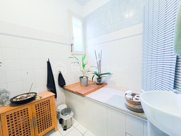 À Eybens, au sein de la copropriété Les Fauvettes, découvrez ce bien atypique de 53 m², situé en rez-de-chaussée et bénéficiant d’un agréable extérieur végétalisé.

Initialement conçu comme un appartement T2, le bien est aujourd’hui aménagé et utilisé comme cabinet partagé par trois thérapeutes. Il sera toutefois vendu entièrement libre de toute occupation, offrant ainsi plusieurs possibilités d’utilisation.

UN APPARTEMENT À RÉINVENTER SELON VOTRE PROJET

La configuration actuelle se compose de plusieurs espaces indépendants permettant l’accueil de différentes activités professionnelles.

Grâce à ses volumes et à sa distribution, le bien pourra également être reconfiguré en habitation afin de retrouver son organisation d’origine en appartement T2, avec par exemple :

une pièce de vie avec cuisine,
une chambre indépendante,
une salle d’eau,
des sanitaires,
des espaces de rangement.

Une belle opportunité pour un acquéreur souhaitant créer un appartement à son image, que ce soit pour une résidence principale, un pied-à-terre ou un investissement locatif.
La destination d’origine du lot est bien celle d’un logement à usage d’habitation.

L’un des vrais atouts du bien réside dans son accès direct à 2 extérieurs arborés et agréables, apportant calme, verdure et intimité.
Et notamment une terrasse à usage privatif d’environ 5,6 m² et son jardin.

Un avantage particulièrement appréciable pour un appartement de cette surface.

Le bien pourra aussi séduire un professionnel à la recherche de locaux immédiatement exploitables.
Sa configuration actuelle en plusieurs espaces de consultation est particulièrement adaptée à des activités telles que :

thérapeutes, psychologues, professions paramédicales, consultants ou autres professions libérales compatibles avec la réglementation applicable.
Cette polyvalence constitue un véritable atout à la revente comme à l’usage.

CARACTÉRISTIQUES PRINCIPALES

Surface Carrez : 52,41 m²
Rez-de-chaussée
Appartement de type T2 dans le titre de propriété
2 Extérieurs et terrasse privative d’environ 5,6 m²
Bien vendu libre de toute occupation
Chauffage collectif
Production collective d’eau chaude
Taxe foncière 2025 : 782 €
Charges courantes 2025 : environ 1 352 € sur l’année, soit environ 113 €/mois, hors dépenses et travaux exceptionnels.

COPROPRIÉTÉ LES FAUVETTES

Le bien se situe au sein d’une copropriété établie à Eybens, administrée par le cabinet GERIMM.
Le budget prévisionnel de la copropriété est fixé à : 62 900 € pour 2027

PERFORMANCE ÉNERGÉTIQUE

L'ancien DPE réalisé en 2018 faisait ressortir une consommation conventionnelle de 177 kWh/m²/an et des émissions de 25 kg CO₂/m²/an.
Un diagnostic énergétique actualisé sera communiqué conformément à la réglementation applicable à la vente.

LES ATOUTS

Rez-de-chaussée avec extérieur
Configuration facilement modulable
Possibilité d’utilisation en habitation ou en activité professionnelle
Bien vendu libre
Faible taxe foncière
Chauffage collectif
Emplacement pratique à Eybens

Un bien rare par sa polyvalence, idéal pour un acquéreur souhaitant créer son propre appartement ou pour un professionnel recherchant des locaux fonctionnels dans un secteur accessible.

À découvrir rapidement.