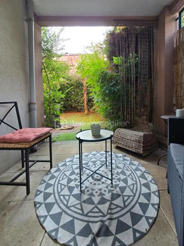À Eybens, au sein de la copropriété Les Fauvettes, découvrez ce bien atypique de 53 m², situé en rez-de-chaussée et bénéficiant d’un agréable extérieur végétalisé.

Initialement conçu comme un appartement T2, le bien est aujourd’hui aménagé et utilisé comme cabinet partagé par trois thérapeutes. Il sera toutefois vendu entièrement libre de toute occupation, offrant ainsi plusieurs possibilités d’utilisation.

UN APPARTEMENT À RÉINVENTER SELON VOTRE PROJET

La configuration actuelle se compose de plusieurs espaces indépendants permettant l’accueil de différentes activités professionnelles.

Grâce à ses volumes et à sa distribution, le bien pourra également être reconfiguré en habitation afin de retrouver son organisation d’origine en appartement T2, avec par exemple :

une pièce de vie avec cuisine,
une chambre indépendante,
une salle d’eau,
des sanitaires,
des espaces de rangement.

Une belle opportunité pour un acquéreur souhaitant créer un appartement à son image, que ce soit pour une résidence principale, un pied-à-terre ou un investissement locatif.
La destination d’origine du lot est bien celle d’un logement à usage d’habitation.

L’un des vrais atouts du bien réside dans son accès direct à 2 extérieurs arborés et agréables, apportant calme, verdure et intimité.
Et notamment une terrasse à usage privatif d’environ 5,6 m² et son jardin.

Un avantage particulièrement appréciable pour un appartement de cette surface.

Le bien pourra aussi séduire un professionnel à la recherche de locaux immédiatement exploitables.
Sa configuration actuelle en plusieurs espaces de consultation est particulièrement adaptée à des activités telles que :

thérapeutes, psychologues, professions paramédicales, consultants ou autres professions libérales compatibles avec la réglementation applicable.
Cette polyvalence constitue un véritable atout à la revente comme à l’usage.

CARACTÉRISTIQUES PRINCIPALES

Surface Carrez : 52,41 m²
Rez-de-chaussée
Appartement de type T2 dans le titre de propriété
2 Extérieurs et terrasse privative d’environ 5,6 m²
Bien vendu libre de toute occupation
Chauffage collectif
Production collective d’eau chaude
Taxe foncière 2025 : 782 €
Charges courantes 2025 : environ 1 352 € sur l’année, soit environ 113 €/mois, hors dépenses et travaux exceptionnels.

COPROPRIÉTÉ LES FAUVETTES

Le bien se situe au sein d’une copropriété établie à Eybens, administrée par le cabinet GERIMM.
Le budget prévisionnel de la copropriété est fixé à : 62 900 € pour 2027

PERFORMANCE ÉNERGÉTIQUE

L'ancien DPE réalisé en 2018 faisait ressortir une consommation conventionnelle de 177 kWh/m²/an et des émissions de 25 kg CO₂/m²/an.
Un diagnostic énergétique actualisé sera communiqué conformément à la réglementation applicable à la vente.

LES ATOUTS

Rez-de-chaussée avec extérieur
Configuration facilement modulable
Possibilité d’utilisation en habitation ou en activité professionnelle
Bien vendu libre
Faible taxe foncière
Chauffage collectif
Emplacement pratique à Eybens

Un bien rare par sa polyvalence, idéal pour un acquéreur souhaitant créer son propre appartement ou pour un professionnel recherchant des locaux fonctionnels dans un secteur accessible.

À découvrir rapidement.
