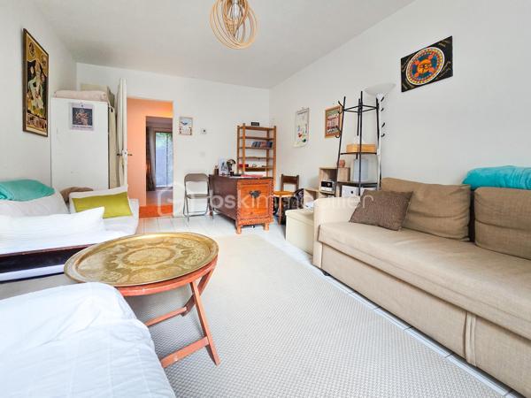 À Eybens, au sein de la copropriété Les Fauvettes, découvrez ce bien atypique de 53 m², situé en rez-de-chaussée et bénéficiant d’un agréable extérieur végétalisé.

Initialement conçu comme un appartement T2, le bien est aujourd’hui aménagé et utilisé comme cabinet partagé par trois thérapeutes. Il sera toutefois vendu entièrement libre de toute occupation, offrant ainsi plusieurs possibilités d’utilisation.

UN APPARTEMENT À RÉINVENTER SELON VOTRE PROJET

La configuration actuelle se compose de plusieurs espaces indépendants permettant l’accueil de différentes activités professionnelles.

Grâce à ses volumes et à sa distribution, le bien pourra également être reconfiguré en habitation afin de retrouver son organisation d’origine en appartement T2, avec par exemple :

une pièce de vie avec cuisine,
une chambre indépendante,
une salle d’eau,
des sanitaires,
des espaces de rangement.

Une belle opportunité pour un acquéreur souhaitant créer un appartement à son image, que ce soit pour une résidence principale, un pied-à-terre ou un investissement locatif.
La destination d’origine du lot est bien celle d’un logement à usage d’habitation.

L’un des vrais atouts du bien réside dans son accès direct à 2 extérieurs arborés et agréables, apportant calme, verdure et intimité.
Et notamment une terrasse à usage privatif d’environ 5,6 m² et son jardin.

Un avantage particulièrement appréciable pour un appartement de cette surface.

Le bien pourra aussi séduire un professionnel à la recherche de locaux immédiatement exploitables.
Sa configuration actuelle en plusieurs espaces de consultation est particulièrement adaptée à des activités telles que :

thérapeutes, psychologues, professions paramédicales, consultants ou autres professions libérales compatibles avec la réglementation applicable.
Cette polyvalence constitue un véritable atout à la revente comme à l’usage.

CARACTÉRISTIQUES PRINCIPALES

Surface Carrez : 52,41 m²
Rez-de-chaussée
Appartement de type T2 dans le titre de propriété
2 Extérieurs et terrasse privative d’environ 5,6 m²
Bien vendu libre de toute occupation
Chauffage collectif
Production collective d’eau chaude
Taxe foncière 2025 : 782 €
Charges courantes 2025 : environ 1 352 € sur l’année, soit environ 113 €/mois, hors dépenses et travaux exceptionnels.

COPROPRIÉTÉ LES FAUVETTES

Le bien se situe au sein d’une copropriété établie à Eybens, administrée par le cabinet GERIMM.
Le budget prévisionnel de la copropriété est fixé à : 62 900 € pour 2027

PERFORMANCE ÉNERGÉTIQUE

L'ancien DPE réalisé en 2018 faisait ressortir une consommation conventionnelle de 177 kWh/m²/an et des émissions de 25 kg CO₂/m²/an.
Un diagnostic énergétique actualisé sera communiqué conformément à la réglementation applicable à la vente.

LES ATOUTS

Rez-de-chaussée avec extérieur
Configuration facilement modulable
Possibilité d’utilisation en habitation ou en activité professionnelle
Bien vendu libre
Faible taxe foncière
Chauffage collectif
Emplacement pratique à Eybens

Un bien rare par sa polyvalence, idéal pour un acquéreur souhaitant créer son propre appartement ou pour un professionnel recherchant des locaux fonctionnels dans un secteur accessible.

À découvrir rapidement.