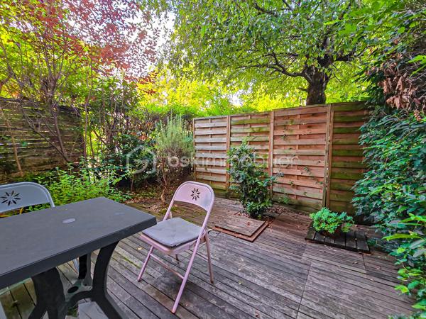 À Eybens, au sein de la copropriété Les Fauvettes, découvrez ce bien atypique de 53 m², situé en rez-de-chaussée et bénéficiant d’un agréable extérieur végétalisé.

Initialement conçu comme un appartement T2, le bien est aujourd’hui aménagé et utilisé comme cabinet partagé par trois thérapeutes. Il sera toutefois vendu entièrement libre de toute occupation, offrant ainsi plusieurs possibilités d’utilisation.

UN APPARTEMENT À RÉINVENTER SELON VOTRE PROJET

La configuration actuelle se compose de plusieurs espaces indépendants permettant l’accueil de différentes activités professionnelles.

Grâce à ses volumes et à sa distribution, le bien pourra également être reconfiguré en habitation afin de retrouver son organisation d’origine en appartement T2, avec par exemple :

une pièce de vie avec cuisine,
une chambre indépendante,
une salle d’eau,
des sanitaires,
des espaces de rangement.

Une belle opportunité pour un acquéreur souhaitant créer un appartement à son image, que ce soit pour une résidence principale, un pied-à-terre ou un investissement locatif.
La destination d’origine du lot est bien celle d’un logement à usage d’habitation.

L’un des vrais atouts du bien réside dans son accès direct à 2 extérieurs arborés et agréables, apportant calme, verdure et intimité.
Et notamment une terrasse à usage privatif d’environ 5,6 m² et son jardin.

Un avantage particulièrement appréciable pour un appartement de cette surface.

Le bien pourra aussi séduire un professionnel à la recherche de locaux immédiatement exploitables.
Sa configuration actuelle en plusieurs espaces de consultation est particulièrement adaptée à des activités telles que :

thérapeutes, psychologues, professions paramédicales, consultants ou autres professions libérales compatibles avec la réglementation applicable.
Cette polyvalence constitue un véritable atout à la revente comme à l’usage.

CARACTÉRISTIQUES PRINCIPALES

Surface Carrez : 52,41 m²
Rez-de-chaussée
Appartement de type T2 dans le titre de propriété
2 Extérieurs et terrasse privative d’environ 5,6 m²
Bien vendu libre de toute occupation
Chauffage collectif
Production collective d’eau chaude
Taxe foncière 2025 : 782 €
Charges courantes 2025 : environ 1 352 € sur l’année, soit environ 113 €/mois, hors dépenses et travaux exceptionnels.

COPROPRIÉTÉ LES FAUVETTES

Le bien se situe au sein d’une copropriété établie à Eybens, administrée par le cabinet GERIMM.
Le budget prévisionnel de la copropriété est fixé à : 62 900 € pour 2027

PERFORMANCE ÉNERGÉTIQUE

L'ancien DPE réalisé en 2018 faisait ressortir une consommation conventionnelle de 177 kWh/m²/an et des émissions de 25 kg CO₂/m²/an.
Un diagnostic énergétique actualisé sera communiqué conformément à la réglementation applicable à la vente.

LES ATOUTS

Rez-de-chaussée avec extérieur
Configuration facilement modulable
Possibilité d’utilisation en habitation ou en activité professionnelle
Bien vendu libre
Faible taxe foncière
Chauffage collectif
Emplacement pratique à Eybens

Un bien rare par sa polyvalence, idéal pour un acquéreur souhaitant créer son propre appartement ou pour un professionnel recherchant des locaux fonctionnels dans un secteur accessible.

À découvrir rapidement.