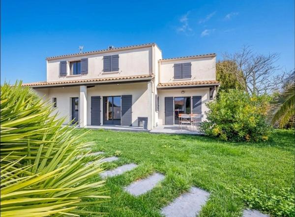 Maison à vendre 8 pièces NIEUL SUR MER (17) - 207 m2 habitables - 6 chambres - Double séjour - Piscine - Garage - Préau