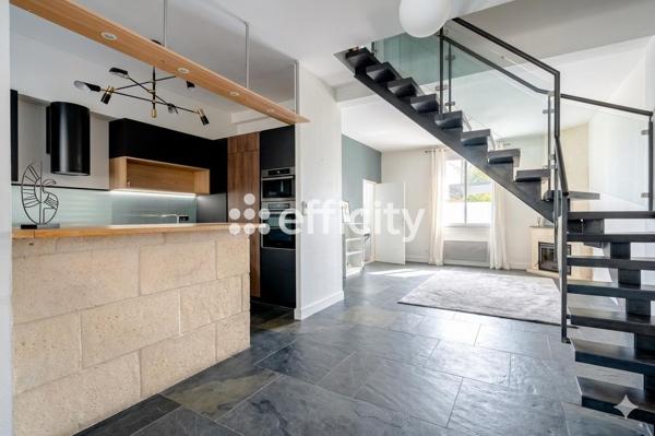 Maison
         4 pièces
        - 115 m² 470 000 € *