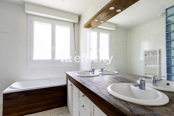 Maison
         4 pièces
        - 115 m² 470 000 € *