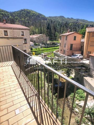 Maison de village avec balcons
