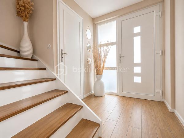 🏡 NOUVEAUTÉ – Maison mitoyenne entièrement rénovée de 72 m² avec jardin

Située dans un secteur calme et recherché, cette maison type bâtir de 1963, entièrement rénovée en 2021, vous séduira par son excellent état général et ses prestations de qualité.

Au rez-de-chaussée, vous découvrirez une entrée desservant un agréable séjour lumineux ouvert sur une cuisine aménagée et équipée, ainsi qu’un WC indépendant.

À l’étage, le palier distribue trois chambres et une salle de douche moderne.

Vous bénéficierez également d’une cave, idéale pour le stockage.

À l’extérieur, profitez d’une terrasse et d’un jardin entièrement clôturé, parfaits pour les moments de détente en famille.

Les + du bien :

✅ Rénovation complète en 2021
✅ Isolation, placo, électricité et plomberie refaits
✅ Menuiseries PVC double vitrage avec volets électriques (sous garantie décennale)
✅ Poêle à granulés
✅ Radiateurs électriques à l’étage
✅ Combles isolés
✅ Secteur hyper calme

Une maison clé en main, idéale pour un premier achat ou une famille souhaitant s’installer sans travaux.

📞 Pour plus d’informations ou organiser une visite, contactez-moi dès maintenant.