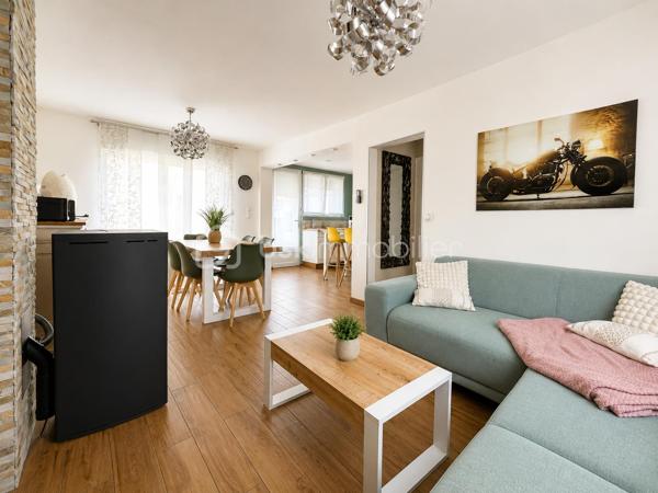 🏡 NOUVEAUTÉ – Maison mitoyenne entièrement rénovée de 72 m² avec jardin

Située dans un secteur calme et recherché, cette maison type bâtir de 1963, entièrement rénovée en 2021, vous séduira par son excellent état général et ses prestations de qualité.

Au rez-de-chaussée, vous découvrirez une entrée desservant un agréable séjour lumineux ouvert sur une cuisine aménagée et équipée, ainsi qu’un WC indépendant.

À l’étage, le palier distribue trois chambres et une salle de douche moderne.

Vous bénéficierez également d’une cave, idéale pour le stockage.

À l’extérieur, profitez d’une terrasse et d’un jardin entièrement clôturé, parfaits pour les moments de détente en famille.

Les + du bien :

✅ Rénovation complète en 2021
✅ Isolation, placo, électricité et plomberie refaits
✅ Menuiseries PVC double vitrage avec volets électriques (sous garantie décennale)
✅ Poêle à granulés
✅ Radiateurs électriques à l’étage
✅ Combles isolés
✅ Secteur hyper calme

Une maison clé en main, idéale pour un premier achat ou une famille souhaitant s’installer sans travaux.

📞 Pour plus d’informations ou organiser une visite, contactez-moi dès maintenant.