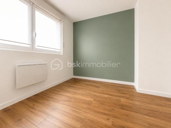 🏡 NOUVEAUTÉ – Maison mitoyenne entièrement rénovée de 72 m² avec jardin

Située dans un secteur calme et recherché, cette maison type bâtir de 1963, entièrement rénovée en 2021, vous séduira par son excellent état général et ses prestations de qualité.

Au rez-de-chaussée, vous découvrirez une entrée desservant un agréable séjour lumineux ouvert sur une cuisine aménagée et équipée, ainsi qu’un WC indépendant.

À l’étage, le palier distribue trois chambres et une salle de douche moderne.

Vous bénéficierez également d’une cave, idéale pour le stockage.

À l’extérieur, profitez d’une terrasse et d’un jardin entièrement clôturé, parfaits pour les moments de détente en famille.

Les + du bien :

✅ Rénovation complète en 2021
✅ Isolation, placo, électricité et plomberie refaits
✅ Menuiseries PVC double vitrage avec volets électriques (sous garantie décennale)
✅ Poêle à granulés
✅ Radiateurs électriques à l’étage
✅ Combles isolés
✅ Secteur hyper calme

Une maison clé en main, idéale pour un premier achat ou une famille souhaitant s’installer sans travaux.

📞 Pour plus d’informations ou organiser une visite, contactez-moi dès maintenant.