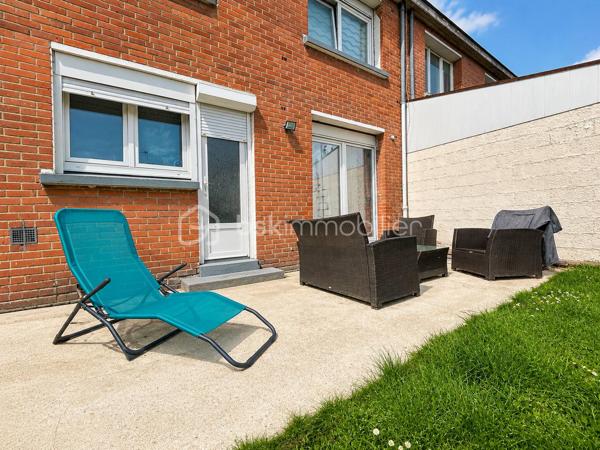 🏡 NOUVEAUTÉ – Maison mitoyenne entièrement rénovée de 72 m² avec jardin

Située dans un secteur calme et recherché, cette maison type bâtir de 1963, entièrement rénovée en 2021, vous séduira par son excellent état général et ses prestations de qualité.

Au rez-de-chaussée, vous découvrirez une entrée desservant un agréable séjour lumineux ouvert sur une cuisine aménagée et équipée, ainsi qu’un WC indépendant.

À l’étage, le palier distribue trois chambres et une salle de douche moderne.

Vous bénéficierez également d’une cave, idéale pour le stockage.

À l’extérieur, profitez d’une terrasse et d’un jardin entièrement clôturé, parfaits pour les moments de détente en famille.

Les + du bien :

✅ Rénovation complète en 2021
✅ Isolation, placo, électricité et plomberie refaits
✅ Menuiseries PVC double vitrage avec volets électriques (sous garantie décennale)
✅ Poêle à granulés
✅ Radiateurs électriques à l’étage
✅ Combles isolés
✅ Secteur hyper calme

Une maison clé en main, idéale pour un premier achat ou une famille souhaitant s’installer sans travaux.

📞 Pour plus d’informations ou organiser une visite, contactez-moi dès maintenant.