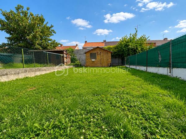 🏡 NOUVEAUTÉ – Maison mitoyenne entièrement rénovée de 72 m² avec jardin

Située dans un secteur calme et recherché, cette maison type bâtir de 1963, entièrement rénovée en 2021, vous séduira par son excellent état général et ses prestations de qualité.

Au rez-de-chaussée, vous découvrirez une entrée desservant un agréable séjour lumineux ouvert sur une cuisine aménagée et équipée, ainsi qu’un WC indépendant.

À l’étage, le palier distribue trois chambres et une salle de douche moderne.

Vous bénéficierez également d’une cave, idéale pour le stockage.

À l’extérieur, profitez d’une terrasse et d’un jardin entièrement clôturé, parfaits pour les moments de détente en famille.

Les + du bien :

✅ Rénovation complète en 2021
✅ Isolation, placo, électricité et plomberie refaits
✅ Menuiseries PVC double vitrage avec volets électriques (sous garantie décennale)
✅ Poêle à granulés
✅ Radiateurs électriques à l’étage
✅ Combles isolés
✅ Secteur hyper calme

Une maison clé en main, idéale pour un premier achat ou une famille souhaitant s’installer sans travaux.

📞 Pour plus d’informations ou organiser une visite, contactez-moi dès maintenant.