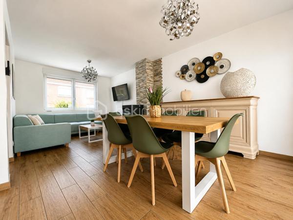 🏡 NOUVEAUTÉ – Maison mitoyenne entièrement rénovée de 72 m² avec jardin

Située dans un secteur calme et recherché, cette maison type bâtir de 1963, entièrement rénovée en 2021, vous séduira par son excellent état général et ses prestations de qualité.

Au rez-de-chaussée, vous découvrirez une entrée desservant un agréable séjour lumineux ouvert sur une cuisine aménagée et équipée, ainsi qu’un WC indépendant.

À l’étage, le palier distribue trois chambres et une salle de douche moderne.

Vous bénéficierez également d’une cave, idéale pour le stockage.

À l’extérieur, profitez d’une terrasse et d’un jardin entièrement clôturé, parfaits pour les moments de détente en famille.

Les + du bien :

✅ Rénovation complète en 2021
✅ Isolation, placo, électricité et plomberie refaits
✅ Menuiseries PVC double vitrage avec volets électriques (sous garantie décennale)
✅ Poêle à granulés
✅ Radiateurs électriques à l’étage
✅ Combles isolés
✅ Secteur hyper calme

Une maison clé en main, idéale pour un premier achat ou une famille souhaitant s’installer sans travaux.

📞 Pour plus d’informations ou organiser une visite, contactez-moi dès maintenant.