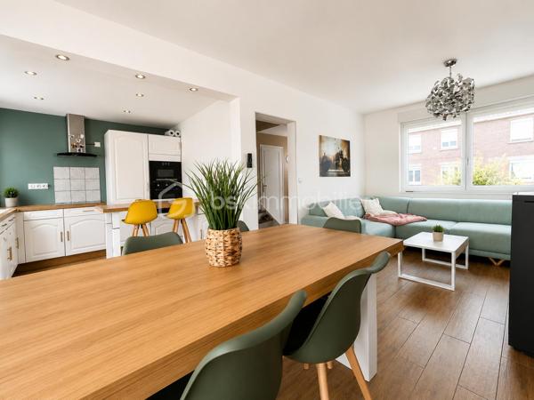 🏡 NOUVEAUTÉ – Maison mitoyenne entièrement rénovée de 72 m² avec jardin

Située dans un secteur calme et recherché, cette maison type bâtir de 1963, entièrement rénovée en 2021, vous séduira par son excellent état général et ses prestations de qualité.

Au rez-de-chaussée, vous découvrirez une entrée desservant un agréable séjour lumineux ouvert sur une cuisine aménagée et équipée, ainsi qu’un WC indépendant.

À l’étage, le palier distribue trois chambres et une salle de douche moderne.

Vous bénéficierez également d’une cave, idéale pour le stockage.

À l’extérieur, profitez d’une terrasse et d’un jardin entièrement clôturé, parfaits pour les moments de détente en famille.

Les + du bien :

✅ Rénovation complète en 2021
✅ Isolation, placo, électricité et plomberie refaits
✅ Menuiseries PVC double vitrage avec volets électriques (sous garantie décennale)
✅ Poêle à granulés
✅ Radiateurs électriques à l’étage
✅ Combles isolés
✅ Secteur hyper calme

Une maison clé en main, idéale pour un premier achat ou une famille souhaitant s’installer sans travaux.

📞 Pour plus d’informations ou organiser une visite, contactez-moi dès maintenant.