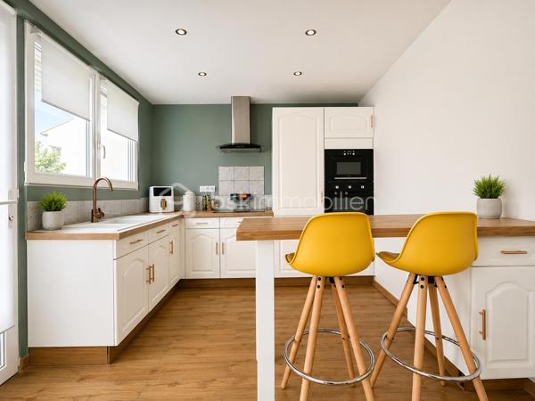 🏡 NOUVEAUTÉ – Maison mitoyenne entièrement rénovée de 72 m² avec jardin

Située dans un secteur calme et recherché, cette maison type bâtir de 1963, entièrement rénovée en 2021, vous séduira par son excellent état général et ses prestations de qualité.

Au rez-de-chaussée, vous découvrirez une entrée desservant un agréable séjour lumineux ouvert sur une cuisine aménagée et équipée, ainsi qu’un WC indépendant.

À l’étage, le palier distribue trois chambres et une salle de douche moderne.

Vous bénéficierez également d’une cave, idéale pour le stockage.

À l’extérieur, profitez d’une terrasse et d’un jardin entièrement clôturé, parfaits pour les moments de détente en famille.

Les + du bien :

✅ Rénovation complète en 2021
✅ Isolation, placo, électricité et plomberie refaits
✅ Menuiseries PVC double vitrage avec volets électriques (sous garantie décennale)
✅ Poêle à granulés
✅ Radiateurs électriques à l’étage
✅ Combles isolés
✅ Secteur hyper calme

Une maison clé en main, idéale pour un premier achat ou une famille souhaitant s’installer sans travaux.

📞 Pour plus d’informations ou organiser une visite, contactez-moi dès maintenant.