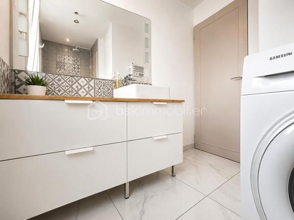 🏡 NOUVEAUTÉ – Maison mitoyenne entièrement rénovée de 72 m² avec jardin

Située dans un secteur calme et recherché, cette maison type bâtir de 1963, entièrement rénovée en 2021, vous séduira par son excellent état général et ses prestations de qualité.

Au rez-de-chaussée, vous découvrirez une entrée desservant un agréable séjour lumineux ouvert sur une cuisine aménagée et équipée, ainsi qu’un WC indépendant.

À l’étage, le palier distribue trois chambres et une salle de douche moderne.

Vous bénéficierez également d’une cave, idéale pour le stockage.

À l’extérieur, profitez d’une terrasse et d’un jardin entièrement clôturé, parfaits pour les moments de détente en famille.

Les + du bien :

✅ Rénovation complète en 2021
✅ Isolation, placo, électricité et plomberie refaits
✅ Menuiseries PVC double vitrage avec volets électriques (sous garantie décennale)
✅ Poêle à granulés
✅ Radiateurs électriques à l’étage
✅ Combles isolés
✅ Secteur hyper calme

Une maison clé en main, idéale pour un premier achat ou une famille souhaitant s’installer sans travaux.

📞 Pour plus d’informations ou organiser une visite, contactez-moi dès maintenant.