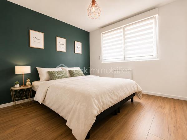 🏡 NOUVEAUTÉ – Maison mitoyenne entièrement rénovée de 72 m² avec jardin

Située dans un secteur calme et recherché, cette maison type bâtir de 1963, entièrement rénovée en 2021, vous séduira par son excellent état général et ses prestations de qualité.

Au rez-de-chaussée, vous découvrirez une entrée desservant un agréable séjour lumineux ouvert sur une cuisine aménagée et équipée, ainsi qu’un WC indépendant.

À l’étage, le palier distribue trois chambres et une salle de douche moderne.

Vous bénéficierez également d’une cave, idéale pour le stockage.

À l’extérieur, profitez d’une terrasse et d’un jardin entièrement clôturé, parfaits pour les moments de détente en famille.

Les + du bien :

✅ Rénovation complète en 2021
✅ Isolation, placo, électricité et plomberie refaits
✅ Menuiseries PVC double vitrage avec volets électriques (sous garantie décennale)
✅ Poêle à granulés
✅ Radiateurs électriques à l’étage
✅ Combles isolés
✅ Secteur hyper calme

Une maison clé en main, idéale pour un premier achat ou une famille souhaitant s’installer sans travaux.

📞 Pour plus d’informations ou organiser une visite, contactez-moi dès maintenant.