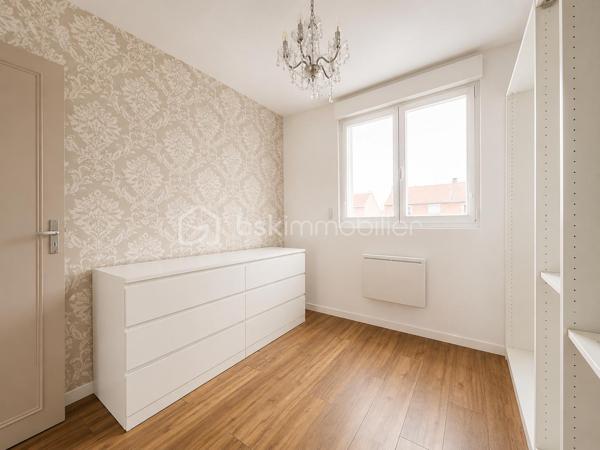 🏡 NOUVEAUTÉ – Maison mitoyenne entièrement rénovée de 72 m² avec jardin

Située dans un secteur calme et recherché, cette maison type bâtir de 1963, entièrement rénovée en 2021, vous séduira par son excellent état général et ses prestations de qualité.

Au rez-de-chaussée, vous découvrirez une entrée desservant un agréable séjour lumineux ouvert sur une cuisine aménagée et équipée, ainsi qu’un WC indépendant.

À l’étage, le palier distribue trois chambres et une salle de douche moderne.

Vous bénéficierez également d’une cave, idéale pour le stockage.

À l’extérieur, profitez d’une terrasse et d’un jardin entièrement clôturé, parfaits pour les moments de détente en famille.

Les + du bien :

✅ Rénovation complète en 2021
✅ Isolation, placo, électricité et plomberie refaits
✅ Menuiseries PVC double vitrage avec volets électriques (sous garantie décennale)
✅ Poêle à granulés
✅ Radiateurs électriques à l’étage
✅ Combles isolés
✅ Secteur hyper calme

Une maison clé en main, idéale pour un premier achat ou une famille souhaitant s’installer sans travaux.

📞 Pour plus d’informations ou organiser une visite, contactez-moi dès maintenant.