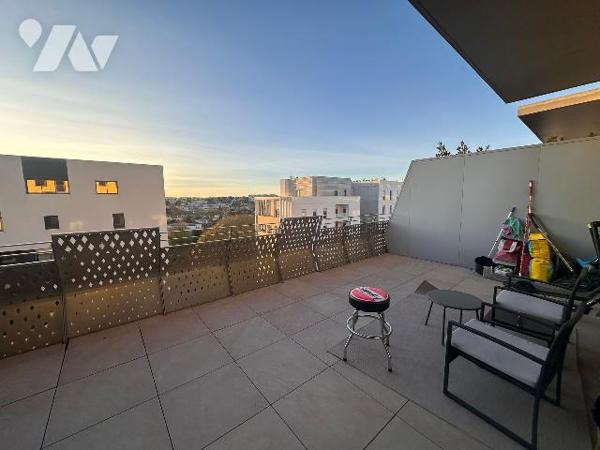 Montpellier Port Marianne superbe appartement T2 de standing avec grande terrasse et box fermé.