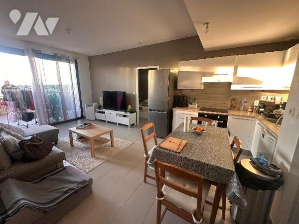 Montpellier Port Marianne superbe appartement T2 de standing avec grande terrasse et box fermé.