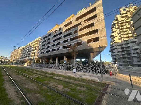 Montpellier Port Marianne superbe appartement T2 de standing avec grande terrasse et box fermé.