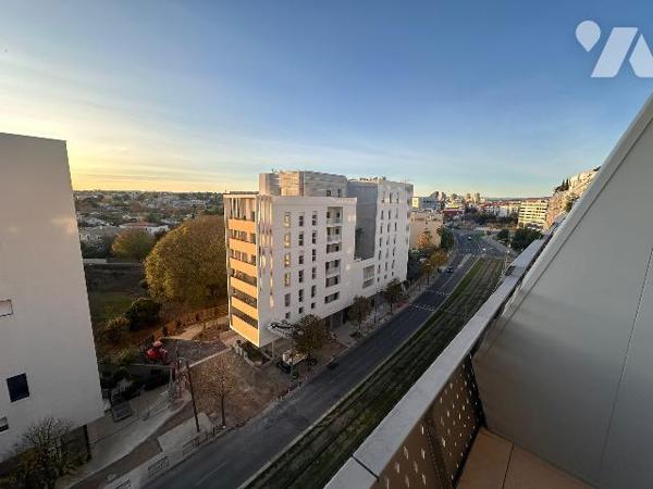 Montpellier Port Marianne superbe appartement T2 de standing avec grande terrasse et box fermé.