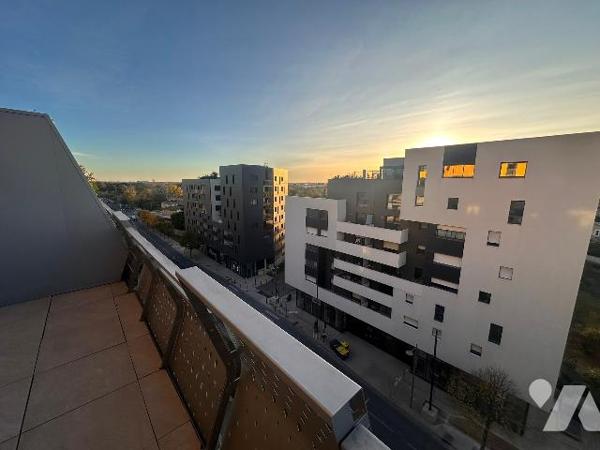 Montpellier Port Marianne superbe appartement T2 de standing avec grande terrasse et box fermé.