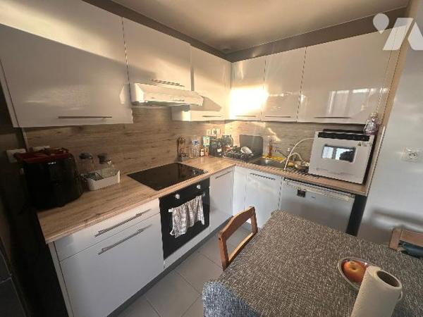 Montpellier Port Marianne superbe appartement T2 de standing avec grande terrasse et box fermé.