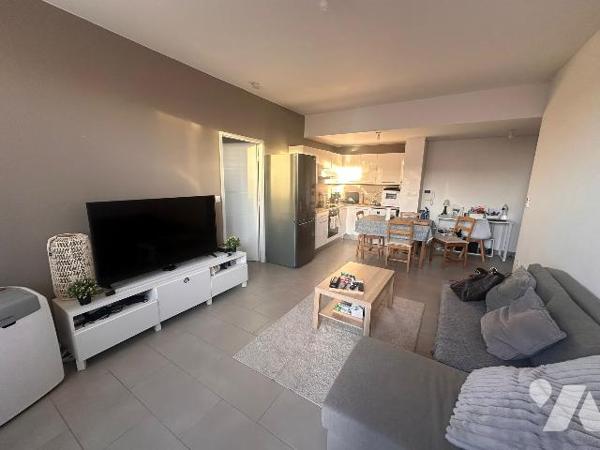 Montpellier Port Marianne superbe appartement T2 de standing avec grande terrasse et box fermé.