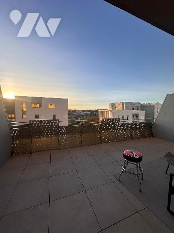 Montpellier Port Marianne superbe appartement T2 de standing avec grande terrasse et box fermé.