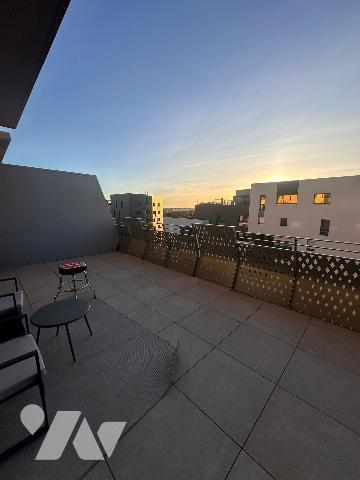 Montpellier Port Marianne superbe appartement T2 de standing avec grande terrasse et box fermé.