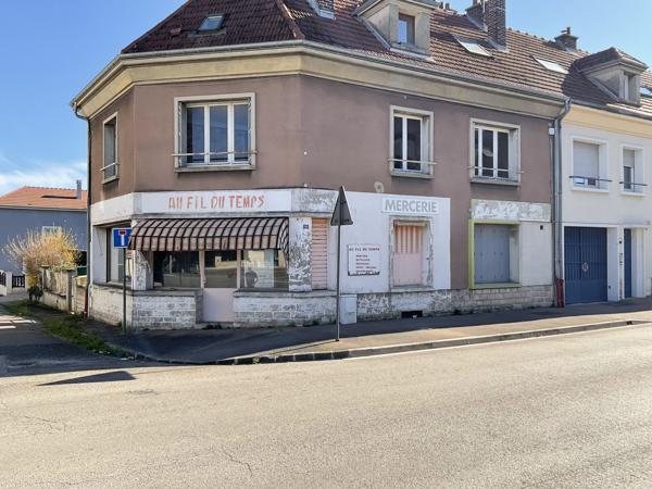 Lot complet de 1 commerce et de 2 appartements caves et jardins garage