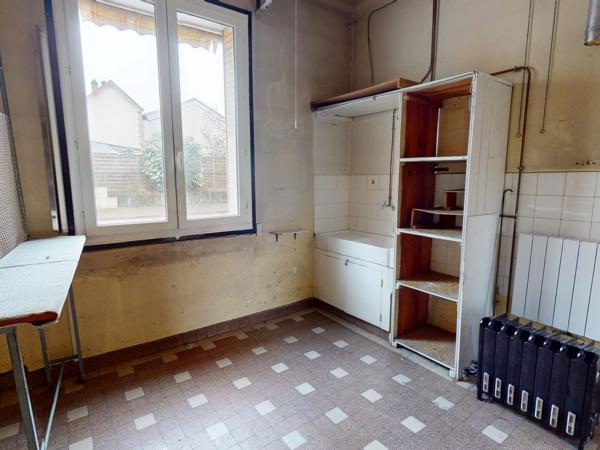 Lot complet de 1 commerce et de 2 appartements caves et jardins garage