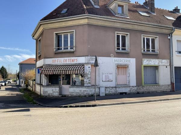 Lot complet de 1 commerce et de 2 appartements caves et jardins garage