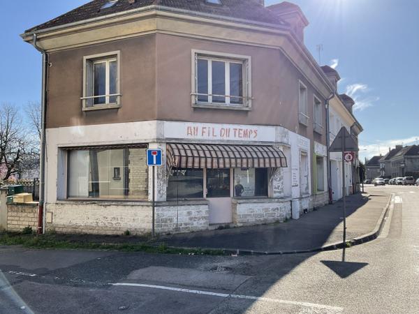 Lot complet de 1 commerce et de 2 appartements caves et jardins garage