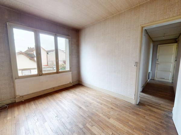 Lot complet de 1 commerce et de 2 appartements caves et jardins garage