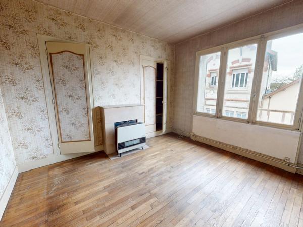Lot complet de 1 commerce et de 2 appartements caves et jardins garage