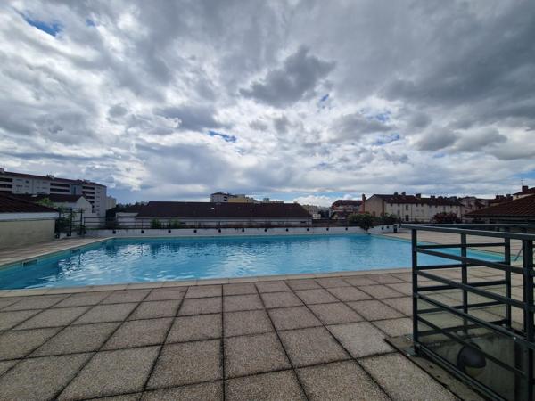 T1 meublé avec terrasse privative + Place de stationnement