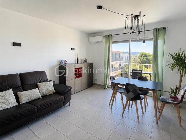 Idéalement situé à moins de 200 mètres de la plage des Lônes, ce bel appartement saura vous séduire par sa luminosité et son emplacement privilégié.
Situé au deuxième et dernier étage d'une petite résidence calme et sécurisée, il bénéficie d'une exposition traversante Nord-Sud lui offrant une belle lumière naturelle tout au long de la journée ainsi qu'un joli aperçu mer depuis le balcon de la cuisine. Le salon exposé plein Sud est lumineux et chaleureux.

L'appartement se compose de :
- Un salon / salle à manger avec balcon
- Une cuisine fonctionnelle avec balcon
- Deux chambres
- Une salle de bain
- Un wc séparé

Les + : 
- Aperçu mer
- Dernier étage
- Résidence sécurisée à taille humaine 
- Garage privatif + cave
- Places libres dans la résidence, stationnement facile pour vos invités
- Sans vis à vis
- Un emplacement idéal pour profiter de la mer au quotidien
- Toutes les commodités à proximité

Un bien dans un secteur recherché, idéal en résidence principale ou secondaire.

A visiter sans tarder !