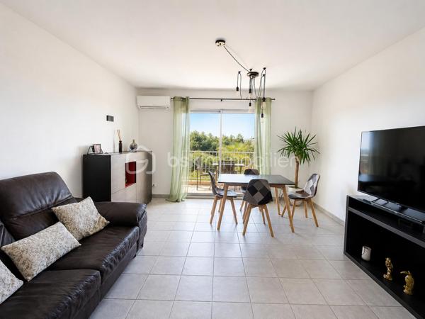 Idéalement situé à moins de 200 mètres de la plage des Lônes, ce bel appartement saura vous séduire par sa luminosité et son emplacement privilégié.
Situé au deuxième et dernier étage d'une petite résidence calme et sécurisée, il bénéficie d'une exposition traversante Nord-Sud lui offrant une belle lumière naturelle tout au long de la journée ainsi qu'un joli aperçu mer depuis le balcon de la cuisine. Le salon exposé plein Sud est lumineux et chaleureux.

L'appartement se compose de :
- Un salon / salle à manger avec balcon
- Une cuisine fonctionnelle avec balcon
- Deux chambres
- Une salle de bain
- Un wc séparé

Les + : 
- Aperçu mer
- Dernier étage
- Résidence sécurisée à taille humaine 
- Garage privatif + cave
- Places libres dans la résidence, stationnement facile pour vos invités
- Sans vis à vis
- Un emplacement idéal pour profiter de la mer au quotidien
- Toutes les commodités à proximité

Un bien dans un secteur recherché, idéal en résidence principale ou secondaire.

A visiter sans tarder !