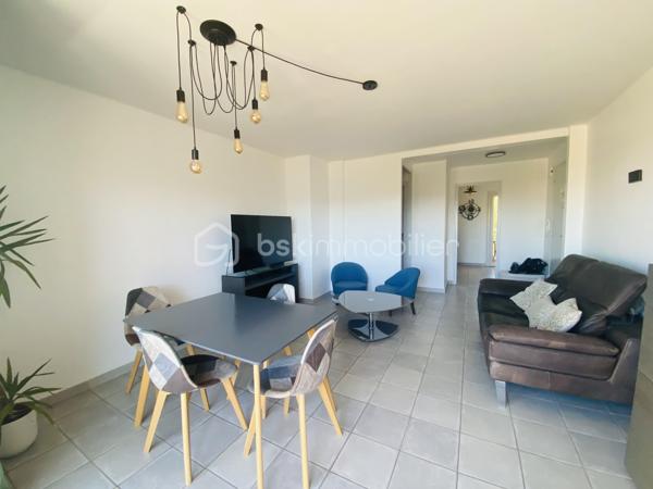 Idéalement situé à moins de 200 mètres de la plage des Lônes, ce bel appartement saura vous séduire par sa luminosité et son emplacement privilégié.
Situé au deuxième et dernier étage d'une petite résidence calme et sécurisée, il bénéficie d'une exposition traversante Nord-Sud lui offrant une belle lumière naturelle tout au long de la journée ainsi qu'un joli aperçu mer depuis le balcon de la cuisine. Le salon exposé plein Sud est lumineux et chaleureux.

L'appartement se compose de :
- Un salon / salle à manger avec balcon
- Une cuisine fonctionnelle avec balcon
- Deux chambres
- Une salle de bain
- Un wc séparé

Les + : 
- Aperçu mer
- Dernier étage
- Résidence sécurisée à taille humaine 
- Garage privatif + cave
- Places libres dans la résidence, stationnement facile pour vos invités
- Sans vis à vis
- Un emplacement idéal pour profiter de la mer au quotidien
- Toutes les commodités à proximité

Un bien dans un secteur recherché, idéal en résidence principale ou secondaire.

A visiter sans tarder !