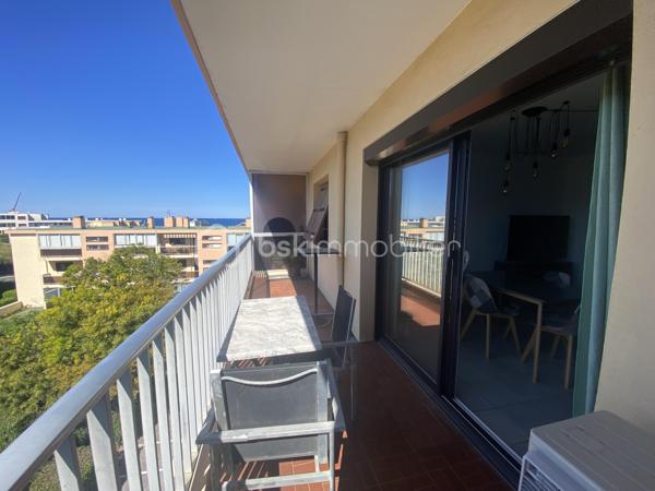 Idéalement situé à moins de 200 mètres de la plage des Lônes, ce bel appartement saura vous séduire par sa luminosité et son emplacement privilégié.
Situé au deuxième et dernier étage d'une petite résidence calme et sécurisée, il bénéficie d'une exposition traversante Nord-Sud lui offrant une belle lumière naturelle tout au long de la journée ainsi qu'un joli aperçu mer depuis le balcon de la cuisine. Le salon exposé plein Sud est lumineux et chaleureux.

L'appartement se compose de :
- Un salon / salle à manger avec balcon
- Une cuisine fonctionnelle avec balcon
- Deux chambres
- Une salle de bain
- Un wc séparé

Les + : 
- Aperçu mer
- Dernier étage
- Résidence sécurisée à taille humaine 
- Garage privatif + cave
- Places libres dans la résidence, stationnement facile pour vos invités
- Sans vis à vis
- Un emplacement idéal pour profiter de la mer au quotidien
- Toutes les commodités à proximité

Un bien dans un secteur recherché, idéal en résidence principale ou secondaire.

A visiter sans tarder !